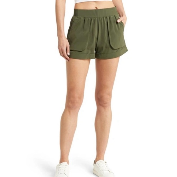 Zella Getaway Cargo Shorts in Army Green Sz M - Picture 1 of 7